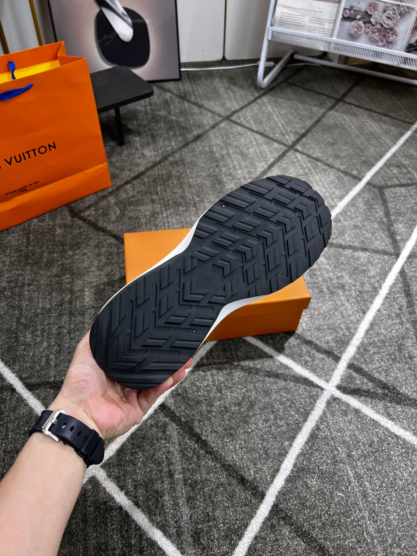 Factory price: 438 💰 LV new casual men's shoes 👉 👉 Fashionable and versatile, 💞 simple and elegant style, 🔊 made of imported cowhide, ☑️ breathable mesh lining, sheepskin feet, original wear-resistant rubber outsole, exclusive new style, actual shot, three colors available, code number: 38-44, (45 can be customized)